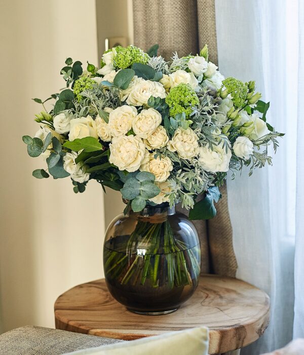 bouquet blanc et vert, roses blanches, roses branchues blanches, lisianthus blanc, viburnum verts, renoncules blanches, brunia gris, cinéraire gris et eucalyptus