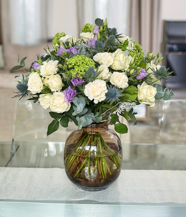 bouquet blanc et violet, roses blanches, roses branchues blanches, viburnum verts, eucalyptus, lisianthus parme et cinéraire gris