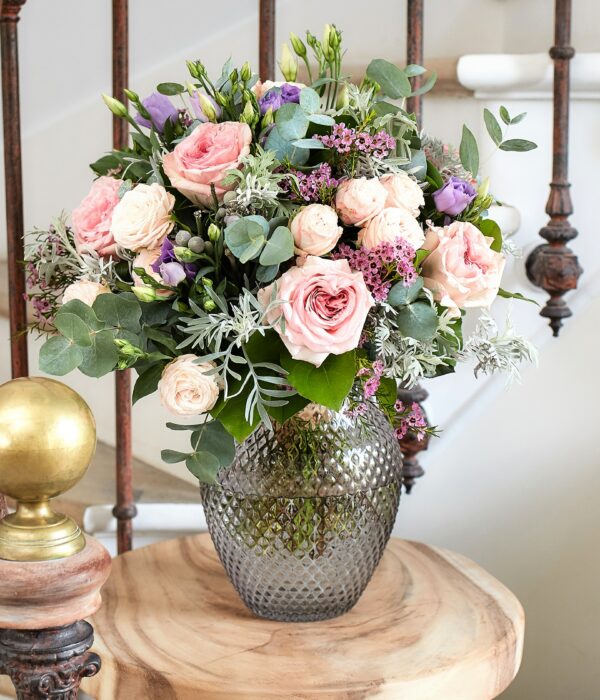 bouquet de roses rose, roses branchues crème, lisianthus parme, brunia gris, cinéraire gris, wax roses et eucalyptus