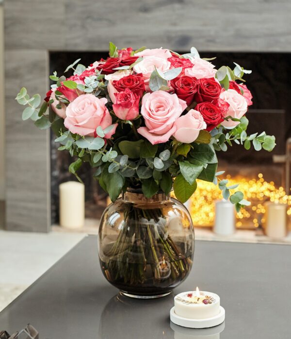 bouquet de roses pastel, roses rouges et eucalyptus