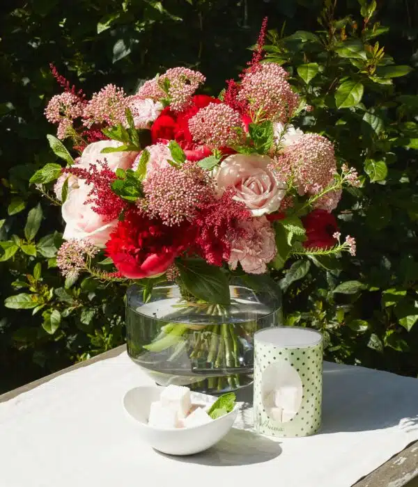 bouquet de pivoines rouges ou fuchsia ou roses, astilbes rouges, roses blanches, œillets roses, fleurs de riz et menthe