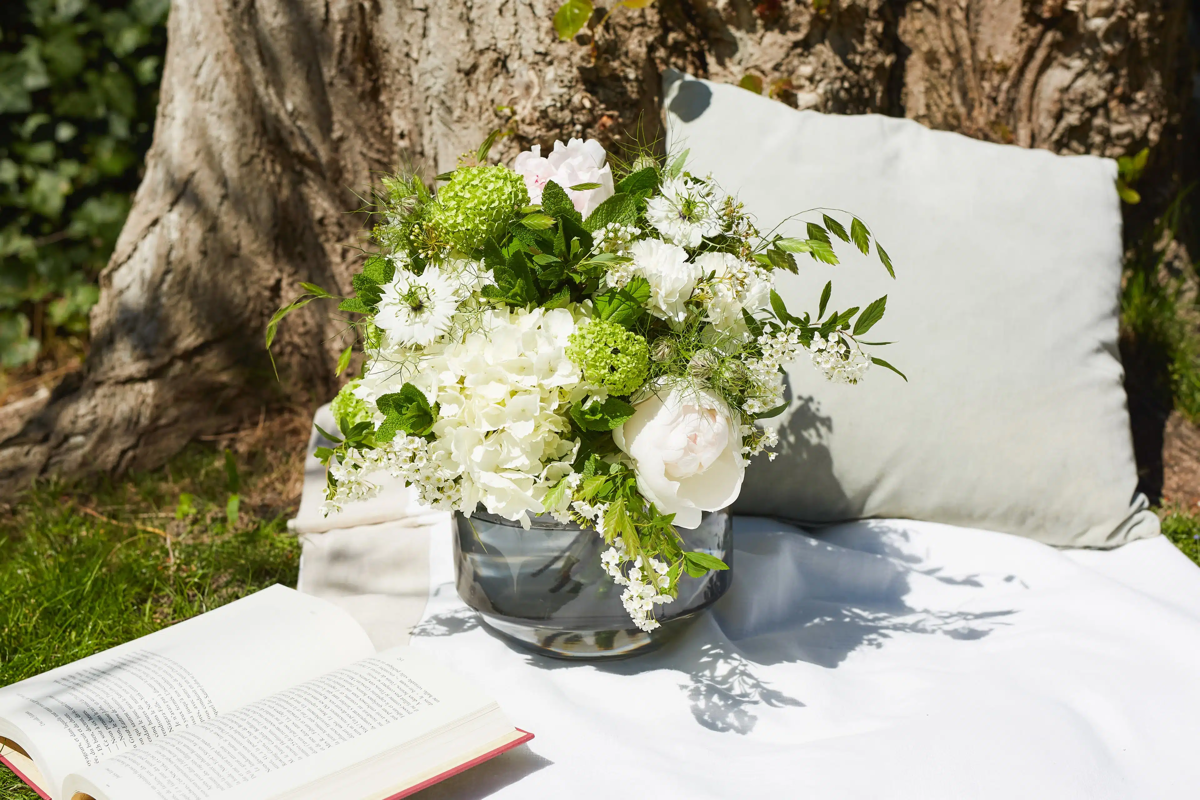 bouquet de pivoines blanches, hortensias blanc, nigelles blanches, cassis, chasmanthium, viburnum vert et spirée blanches