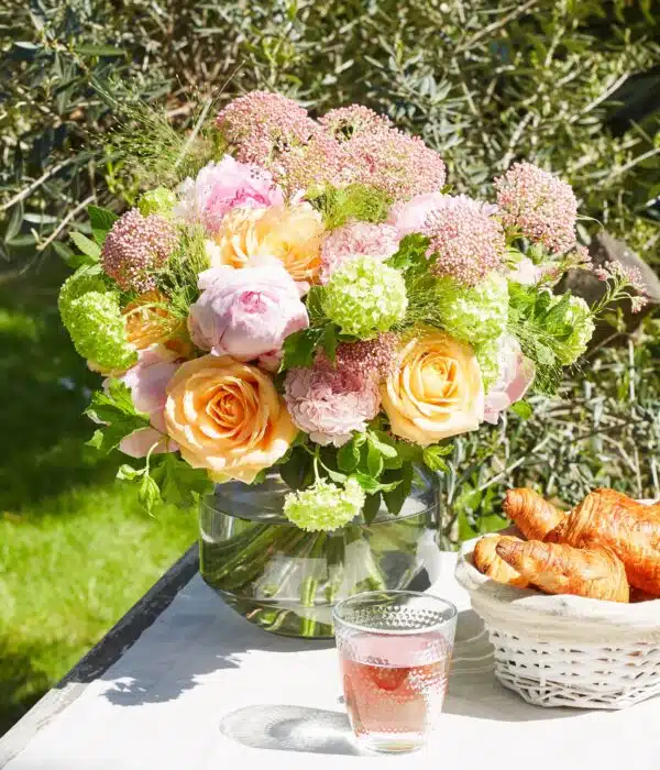bouquet couleur pêche et rose, roses peach, œillets roses, panicum, pivoines roses, fleur de riz, viburnum vert, cassis ou menthe