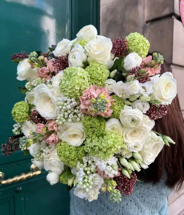 bouquet de roses giroflées, renoncules blanches et viburnum verts