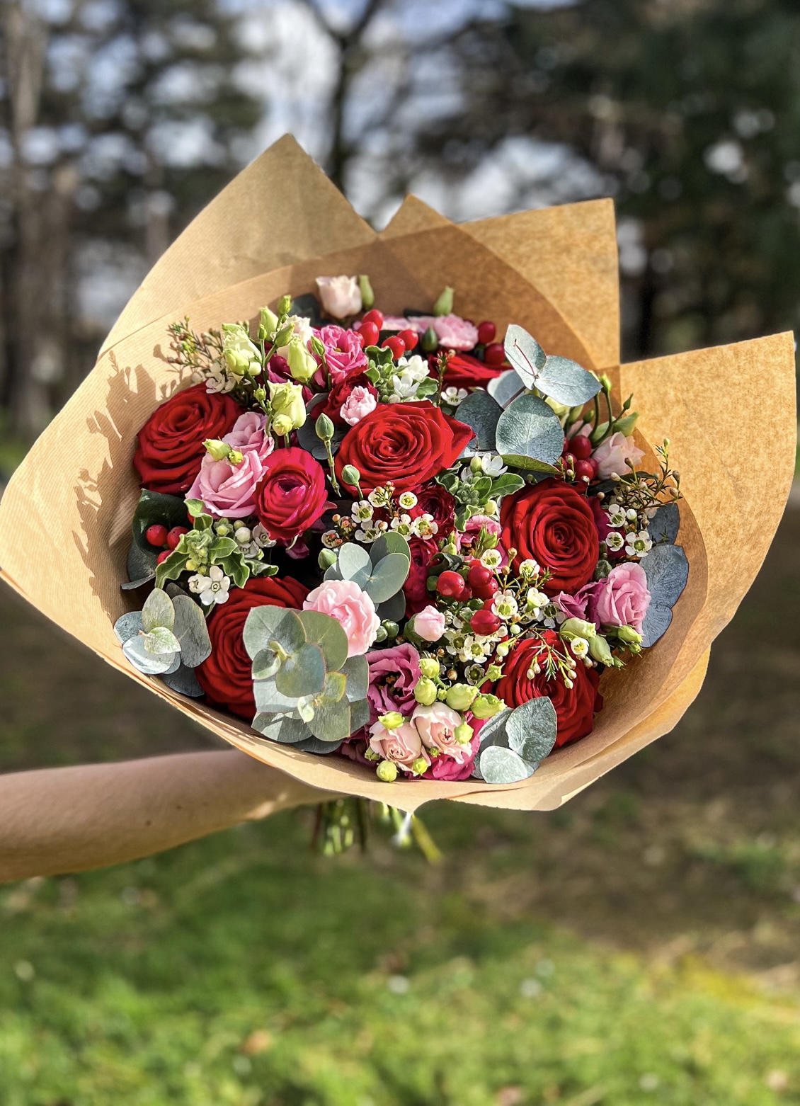 bouquet du mois de février rouge et rose lisianthus eucalyptus oeillets renoncules
