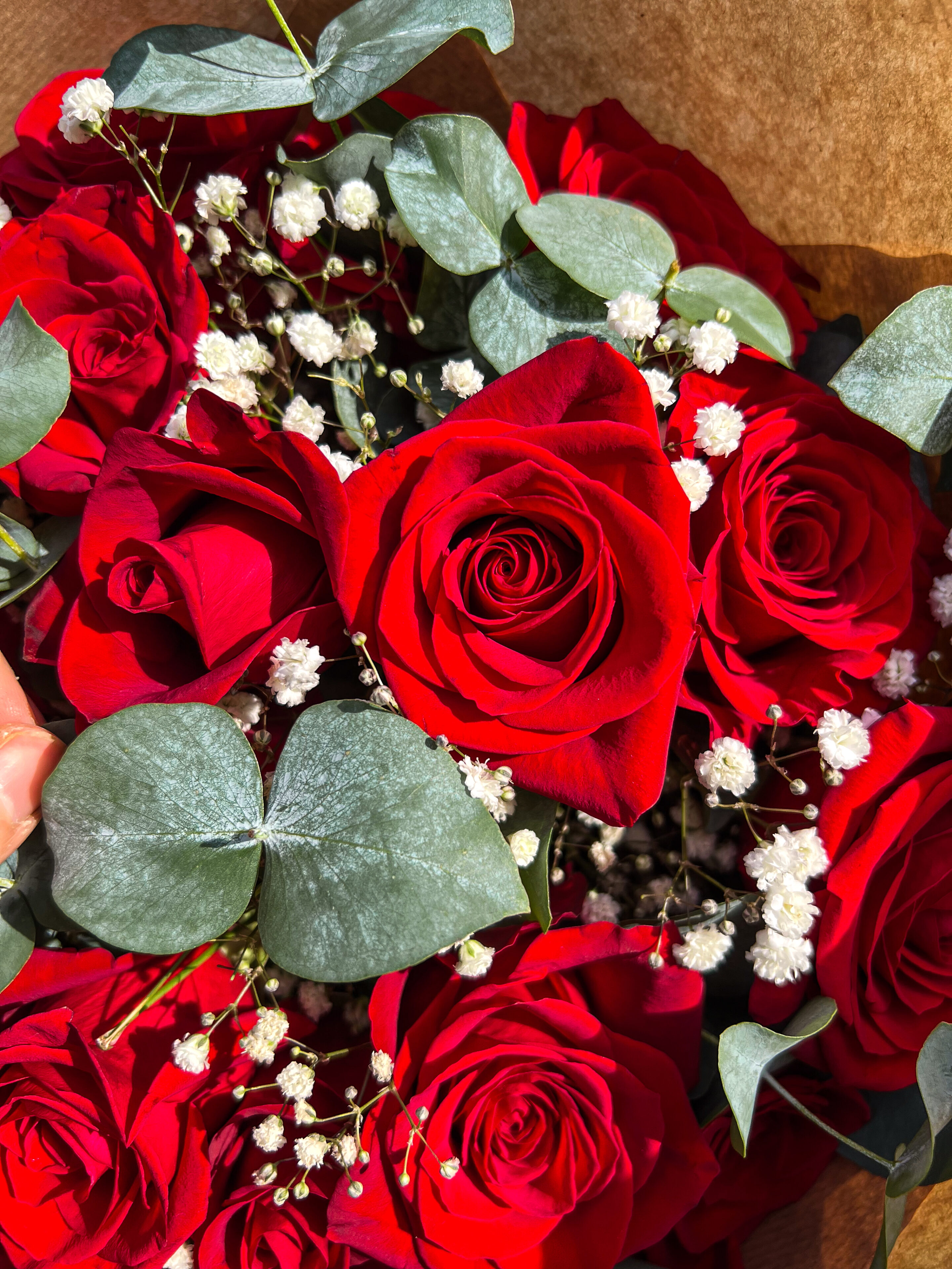 bouquet amoureux roses rouges gypsophile blanc eucalyptus